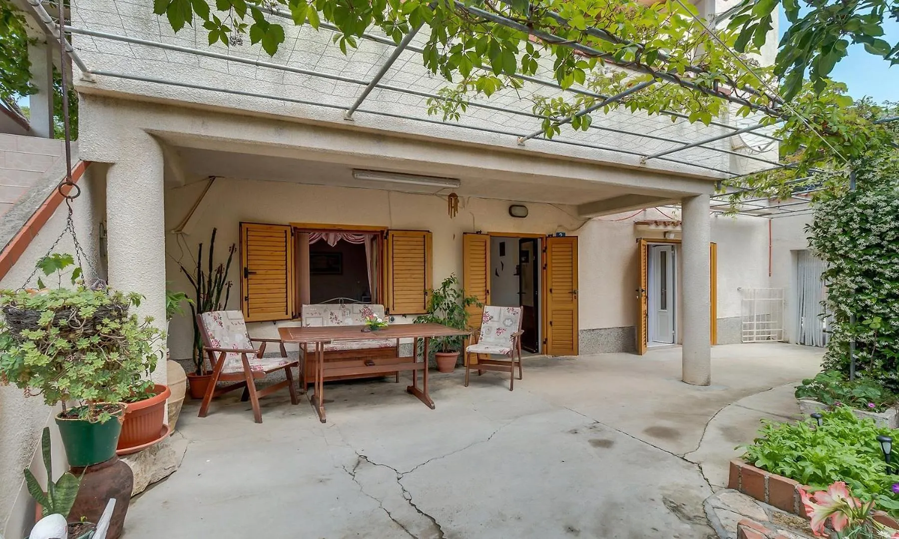 House Rossella With Cozy Apartment And Rooms Close To The Beach Nerezine