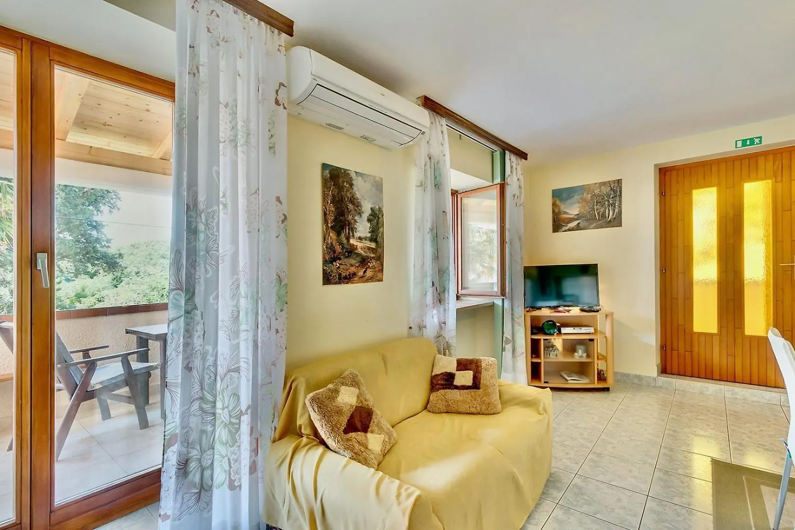 House Rossella With Cozy Apartment And Rooms Close To The Beach Nerezine 0*,  Kroatië