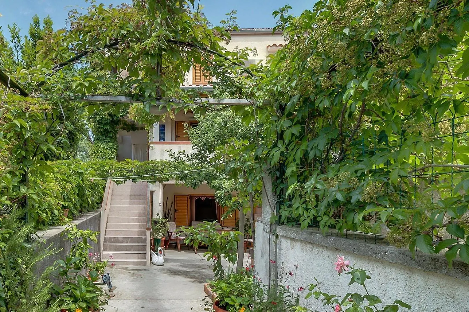 House Rossella With Cozy Apartment And Rooms Close To The Beach Nerezine