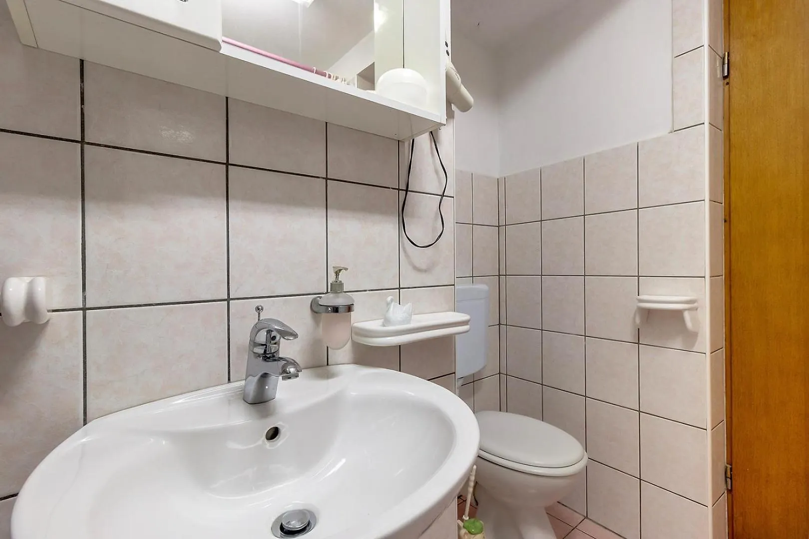 House Rossella With Cozy Apartment And Rooms Close To The Beach Nerezine Guest house