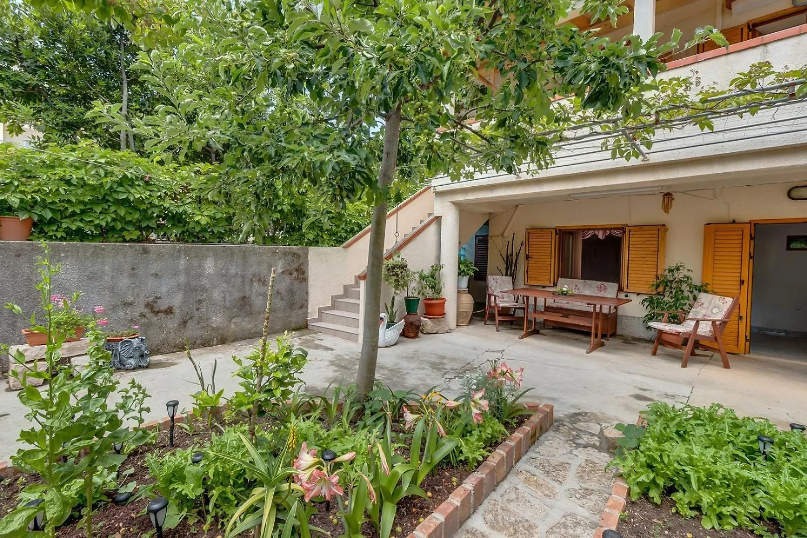 House Rossella With Cozy Apartment And Rooms Close To The Beach Nerezine Croatia