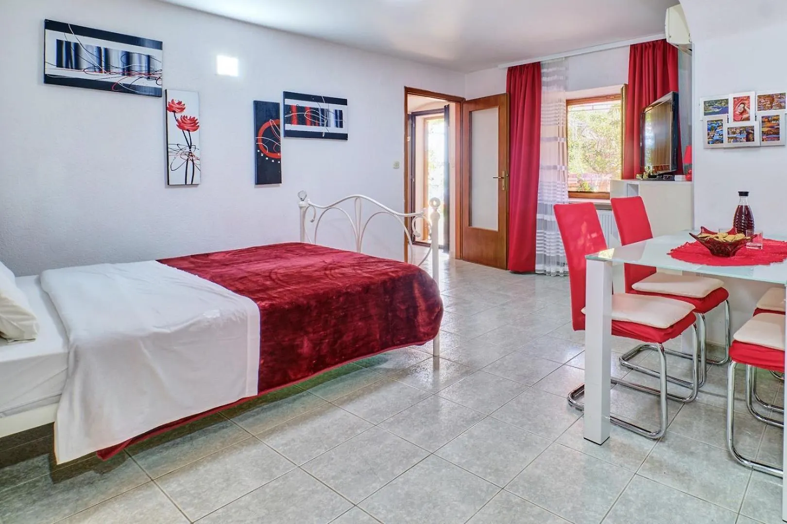 House Rossella With Cozy Apartment And Rooms Close To The Beach Nerezine 0*,  Croatia
