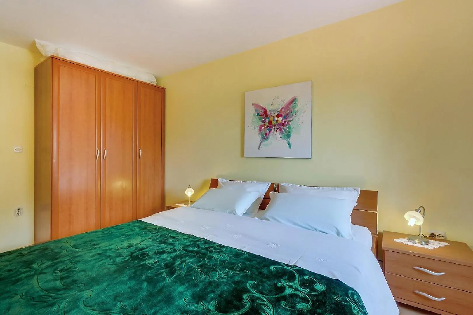 House Rossella With Cozy Apartment And Rooms Close To The Beach Nerezine Croatia