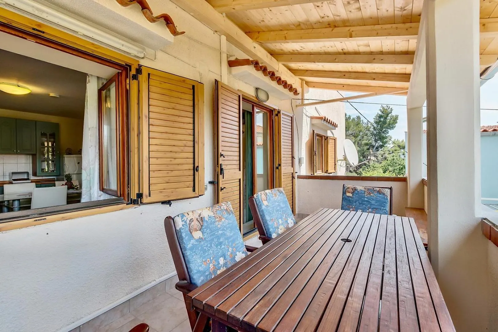 House Rossella With Cozy Apartment And Rooms Close To The Beach Nerezine Guest house