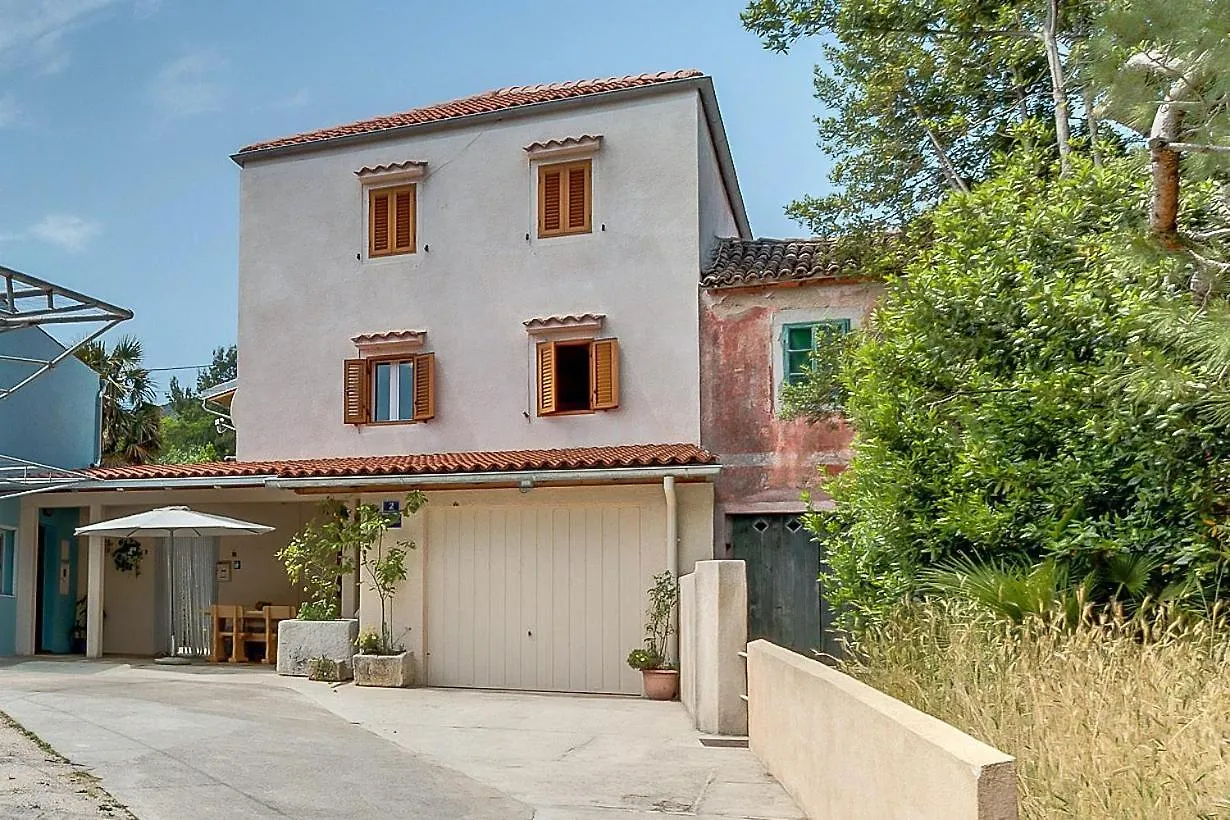 House Rossella With Cozy Apartment And Rooms Close To The Beach Nerezine Guest house