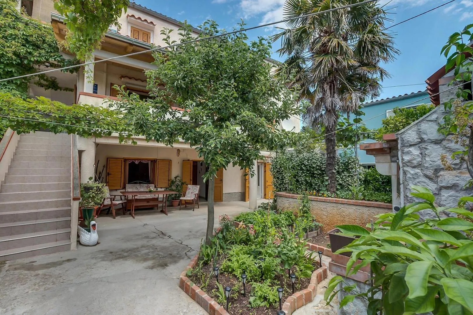 Guest house House Rossella With Cozy Apartment And Rooms Close To The Beach Nerezine