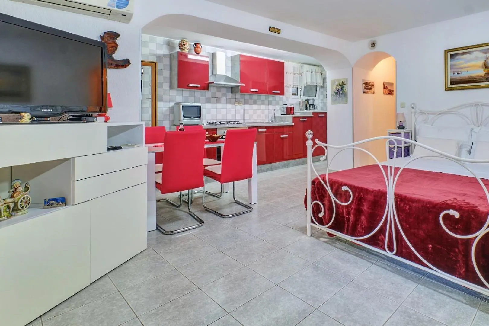 Guest house House Rossella With Cozy Apartment And Rooms Close To The Beach Nerezine