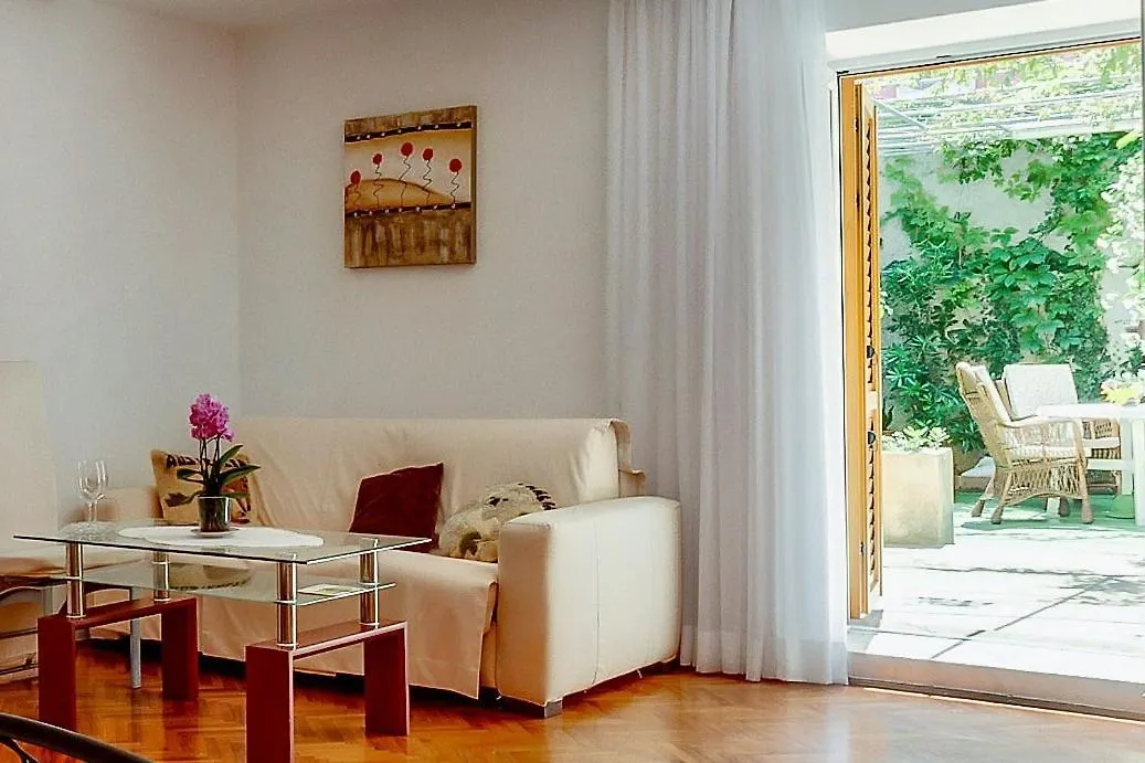 Guest house House Rossella With Cozy Apartment And Rooms Close To The Beach Nerezine Croatia