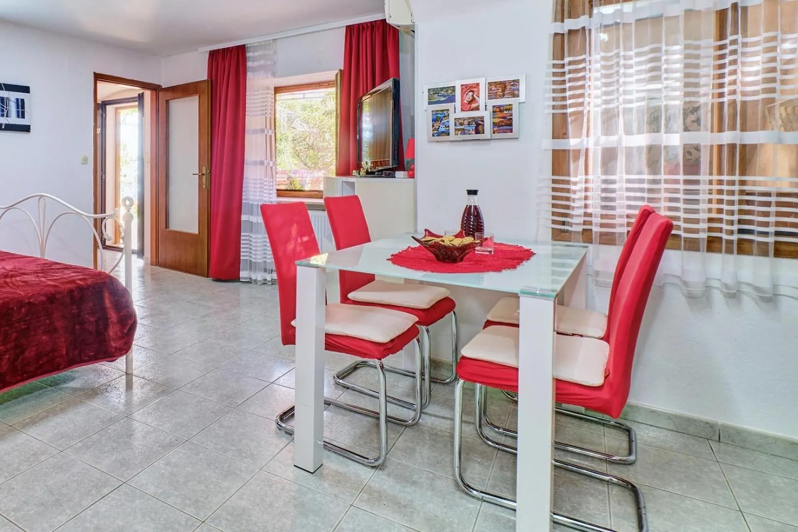 House Rossella With Cozy Apartment And Rooms Close To The Beach Nerezine Guest house